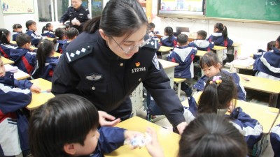 黃巖公安走進校園，為孩子們帶來生動形象的安全教育課