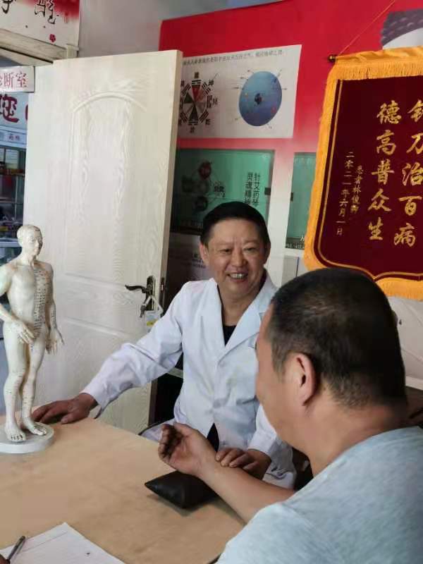 張崇素：醫文同行 以效為先